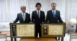 写真：西垣安久氏と馬渕照雄氏と市長