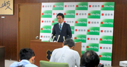 写真：定例記者会見に臨む市長