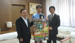 写真：石川大地選手と市長ら
