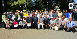 写真：記念撮影する市長