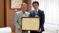 写真：田中俊弘氏と市長