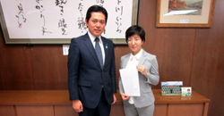 写真：足立佳代子氏と市長