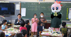 写真：視察する市長（6月29日）