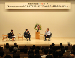 写真：トークイベントに臨む市長