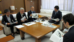 写真：面談する市長（7月23日）