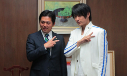 写真：永田薫氏（MAG！C☆PRINCE）と市長