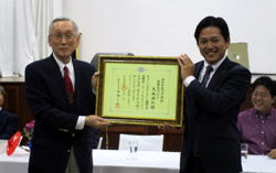 写真：矢嶋靖弘氏へ市政功労表彰を授与