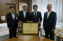 写真：野口峰夫氏と市長ら