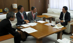 写真：面談する市長1（8月6日）