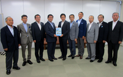 写真：要望書を提出する市長