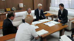 写真：要望書を受領する市長（8月6日）