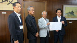 写真：要望書を受領する市長（8月7日）