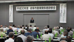 写真：あいさつする市長1（8月7日）