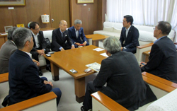 写真：面談する市長1（8月8日）