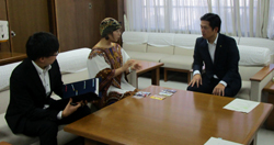 写真：帰国報告を受ける市長