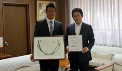 写真：小長谷研二選手（競泳）と市長
