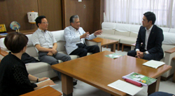 写真：面談する市長5（8月10日）