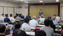 写真：卓話する市長