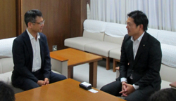 写真：面談する市長（8月21日）