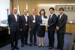 写真：提言書を手渡す市長2（8月22日）