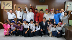 写真：「夢inモンゴル」派遣中学生と記念撮影する市長