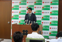 写真：定例記者会見に臨む市長