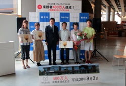 写真：記念品贈呈する市長