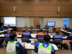 写真：会議に臨む市長