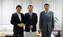 写真：長屋充良氏と市長ら