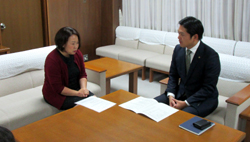 写真：面談する市長（9月26日）