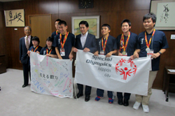 写真：岐阜県選手団と記念撮影する市長