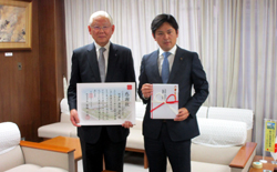 写真：高橋征利氏と市長