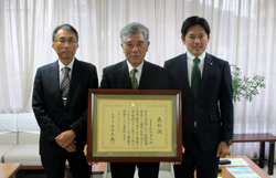 写真：松田孝弘氏と市長ら