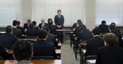 写真：会議に臨む市長