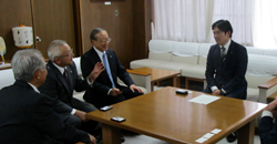 写真：面談する市長（11月22日）