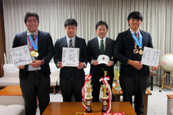 写真：中神拓都選手、山下航生選手、稻福颯選手と市長