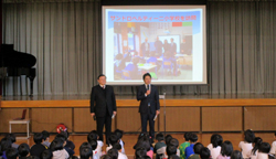 写真：岐阜小学校の児童へイタリア・フィレンツェ市サンドロペルティーニ小学校の様子を伝える市長