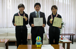 写真：福島由紀選手、廣田彩花選手と市長