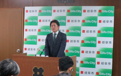 写真：定例記者会見に臨む市長