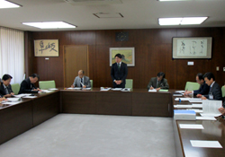 写真：会議に出席する市長1（12月28日）