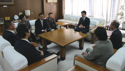 写真：面談する市長（1月7日）