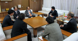 写真：山本亜土氏ほかと面談する市長