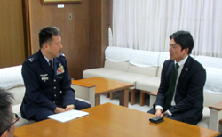 写真：樫地慶一氏と市長