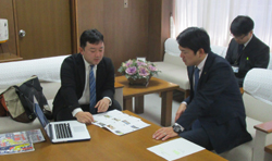 写真：蒲勇介氏と市長