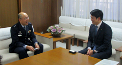 写真：上境賢己氏と市長