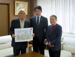 写真：岸道三氏と市長