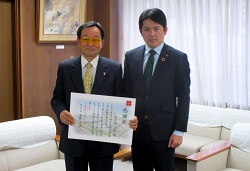 写真：日下部次郎氏と市長