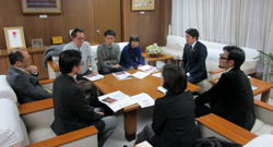 写真：面談する市長3（1月31日）