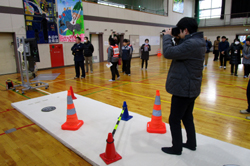 写真：視察する市長（2月2日）