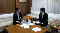 写真：面談する市長（2月18日）